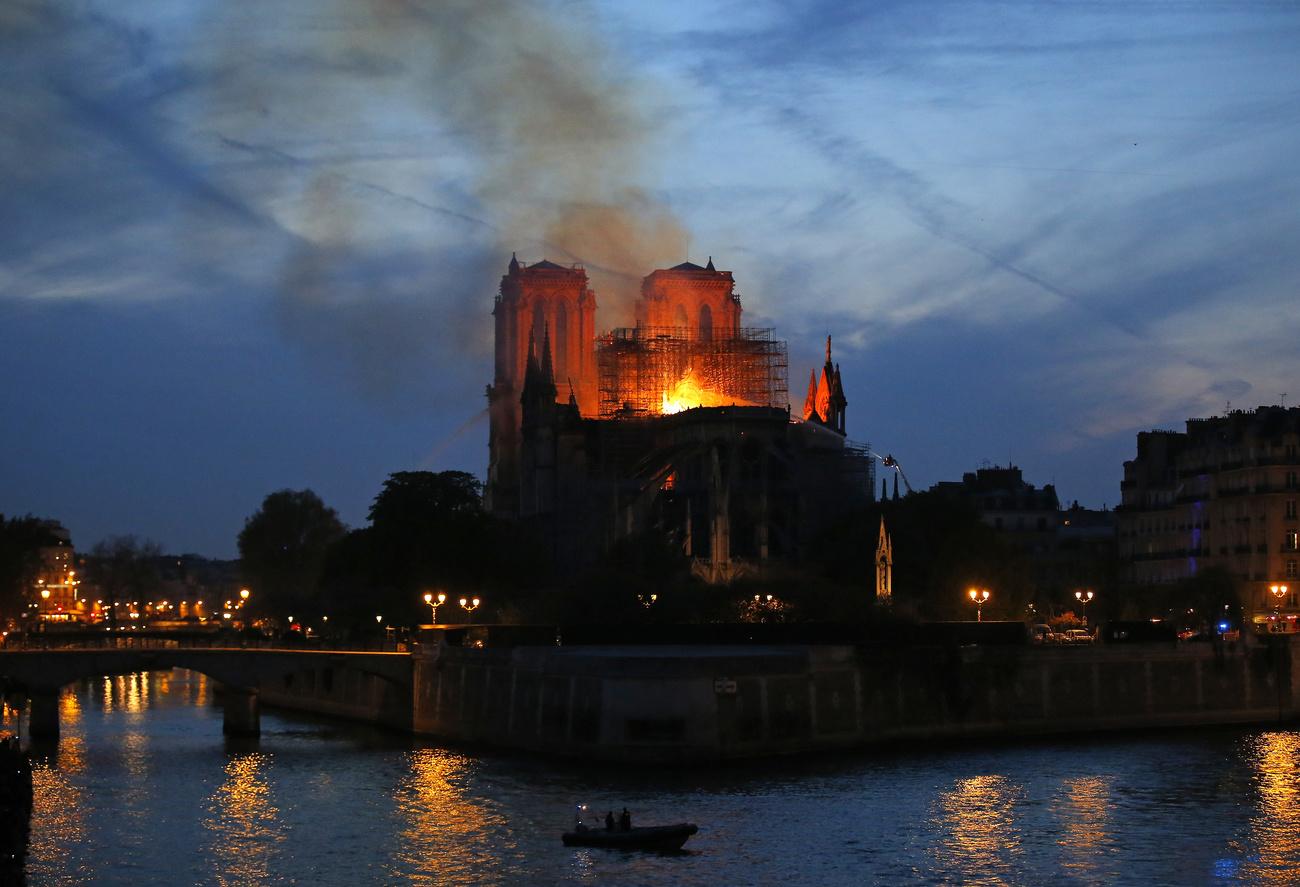Notre-Dame de Paris en flammes. [AP/Keystone - Michel Euler]