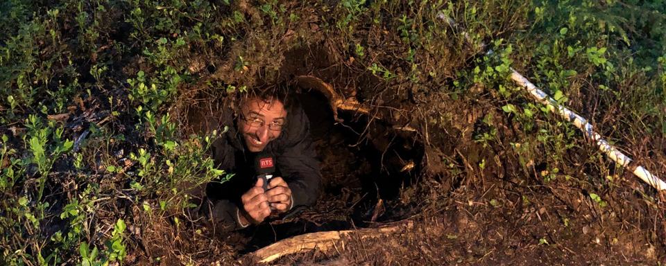 Bastien Confino dans une tanière d'ours brun.
RTS