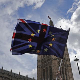 Drapeaux de l'Union européenne et du Royaume-Uni superposés. [AP/Keystone - Frank Augstein]