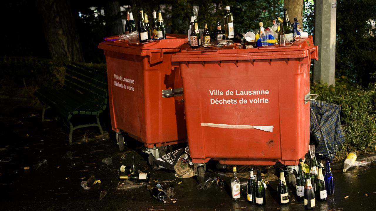 L'interdiction de la vente nocturne d'alcool porte ses fruits dans le canton de Vaud. [Keystone - Jean-Christophe Bott]