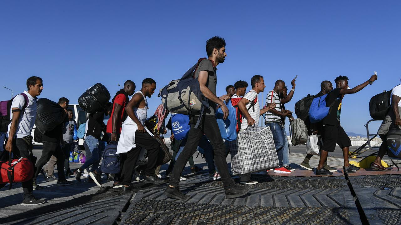 Des migrants prennent le ferry à destination du port du Pirée, à Athènes, le 30 septembre 2019. [AP Photo - Michael Varaklas]