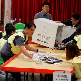 Les candidats pro-démocratie hongkongais remporteraient près de 90% des sièges à pourvoir. [Reuters - Adnan Abidi]