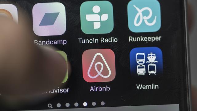 La plateforme Airbnb est de plus en plus contestée dans les villes suisses. [Keystone - Christian Beutler]