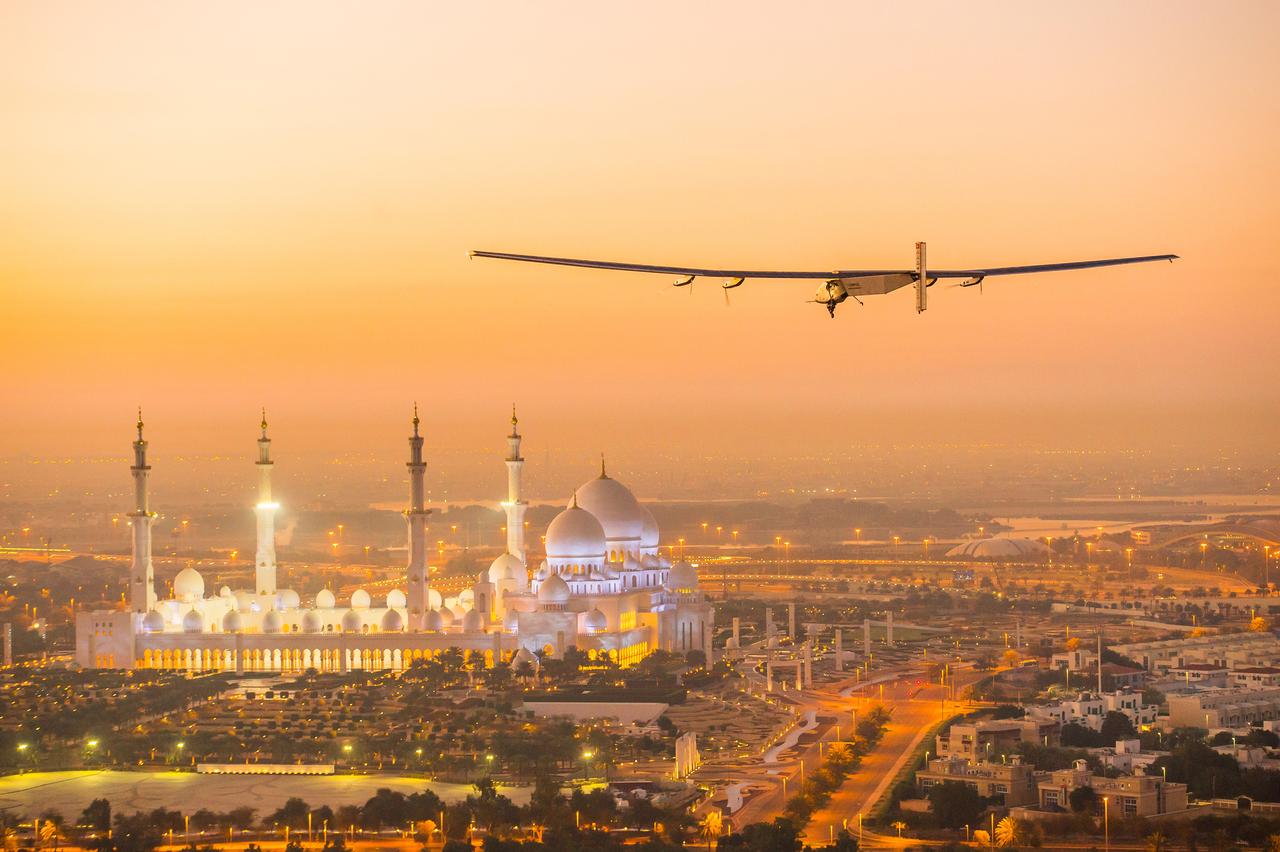 Solar Impuse au-dessus d'Abu Dhabi, le plus grand des Emirats Arabes Unis. [Rezo.ch - Jean Revillard]