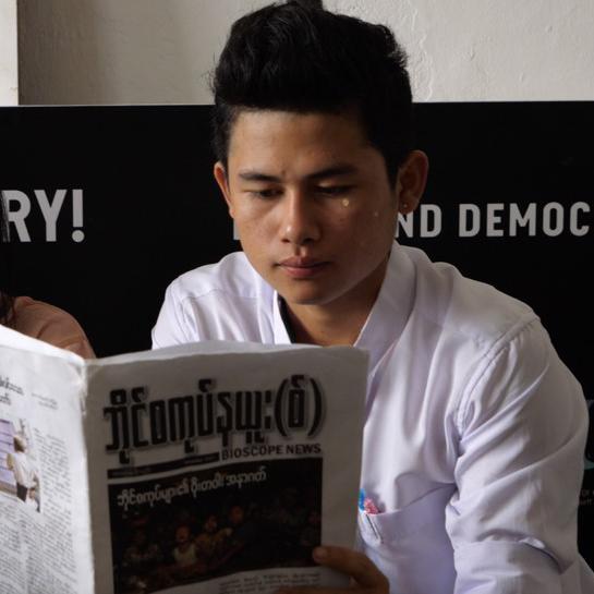 Deux des vingt étudiants ayant participé à l'atelier radio de Jérôme Boruszewski à lʹInstitut de journalisme de Birmanie (MJI) en novembre 2018. [Christine Tamalet]