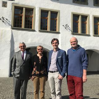 Elias Rüegsegger (3e à gauche) est le membre fondateur de l'association à l'origine du projet intergénérationnel. [RTS - Alain Arnaud]