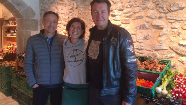 Freddy Zompa (g) et Jacques Godet (d), créateurs de la plateforme de e-commerce Youpaq avec Emanuelle Forney de l’épicerie veveysane Côté Potager. [RTS - Didier Pradervand]