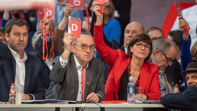 Au centre, les nouveaux co-présidents du SPD Norbert Walter-Borjans et Saskia Esken, lors du congrès du parti à Berlin le 6 décembre 2019. [Keystone - Bernd von Jutrczenka]