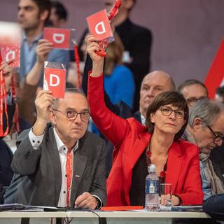 Au centre, les nouveaux co-présidents du SPD Norbert Walter-Borjans et Saskia Esken, lors du congrès du parti à Berlin le 6 décembre 2019. [Keystone - Bernd von Jutrczenka]