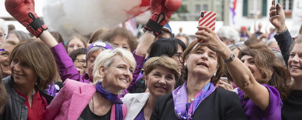 Isabelle Moret, Viola Amherd et Marina Carobbio Guscetti devant le Palais fédéral, à Berne. [Keystone - Peter Klaunzer]