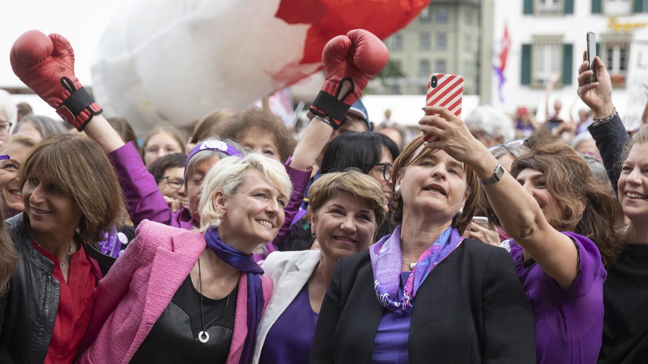 Isabelle Moret, Viola Amherd et Marina Carobbio Guscetti devant le Palais fédéral, à Berne. [Keystone - Peter Klaunzer]