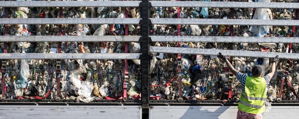 Intégrer du plastique au bitume permettrait d'en utiliser 16'000 tonnes par an [KEYSTONE - Alexandra Wey]