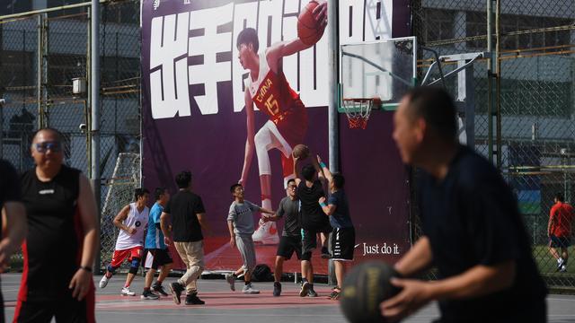 La NBA bénéficie d'une énorme popularité auprès des Chinois adeptes de basket. [AFP - Greg Baker]