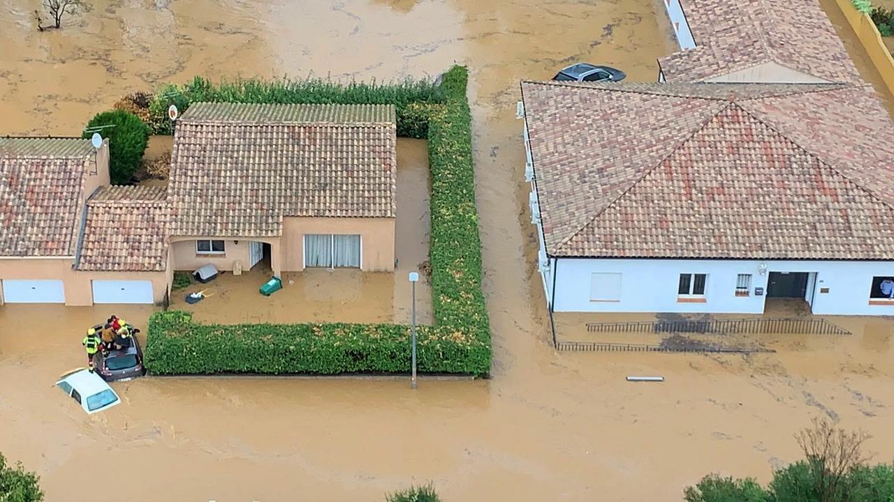 Des maisons inondées à Villeneuve-lès-Beziers, dans le sud de la France. [afp - Sécurité civile française/SD IS34]