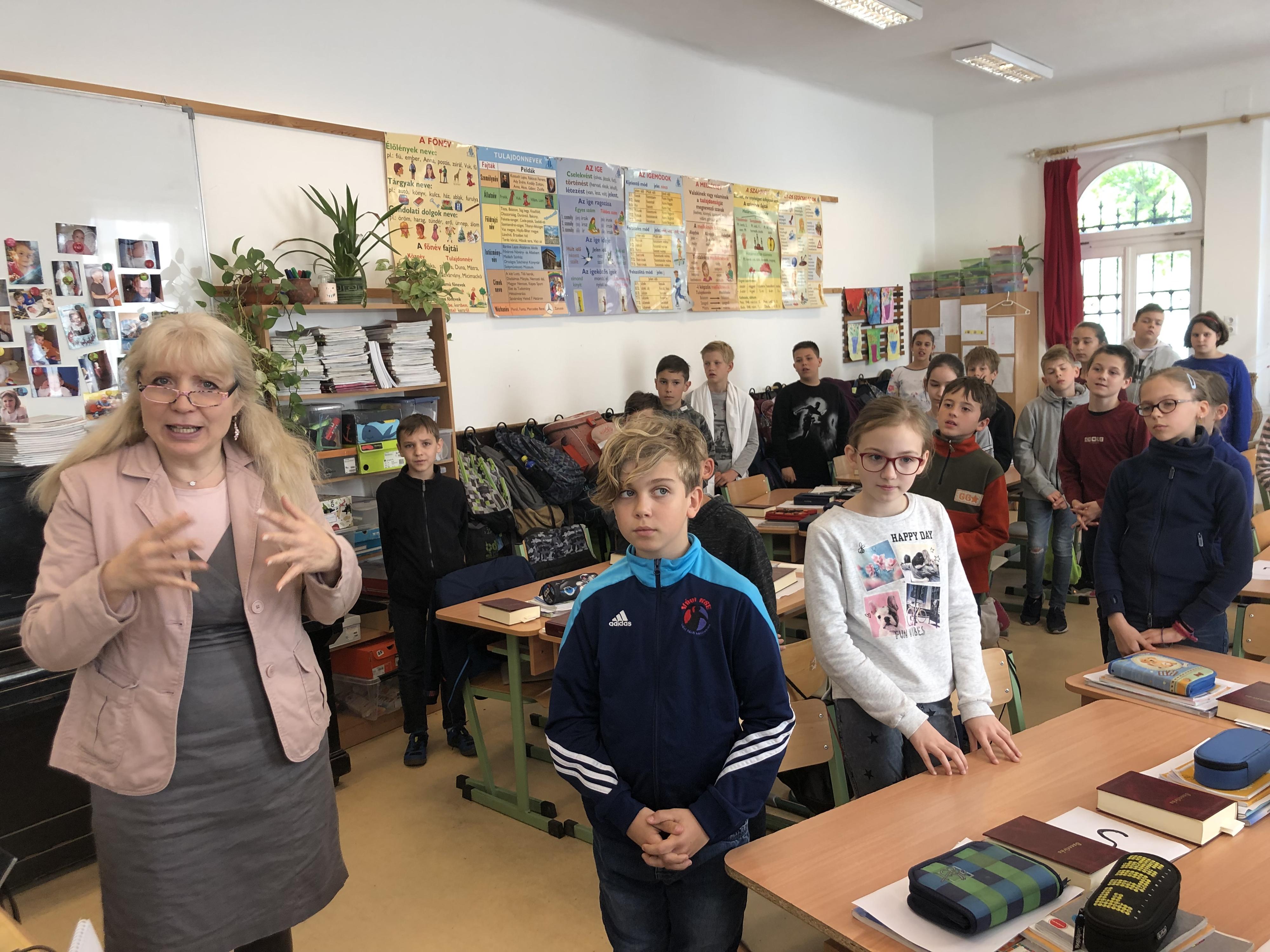 C'est l'heure du cours de religion pour ces petits Hongrois de 10 ans à l'école Karolina de Vác. [RTS - Juliette Galeazzi]