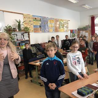 C'est l'heure du cours de religion pour ces petits Hongrois de 10 ans à l'école Karolina de Vác. [RTS - Juliette Galeazzi]