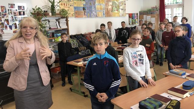 C'est l'heure du cours de religion pour ces petits Hongrois de 10 ans à l'école Karolina de Vác. [RTS - Juliette Galeazzi]