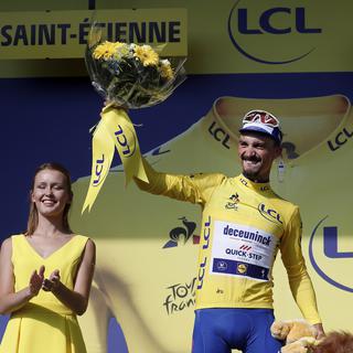 Le Français Julian Alaphilippe reprend le maillot jaune après la 8e étape. [EPA/ Keystone - Guillaume Horcajuelo]