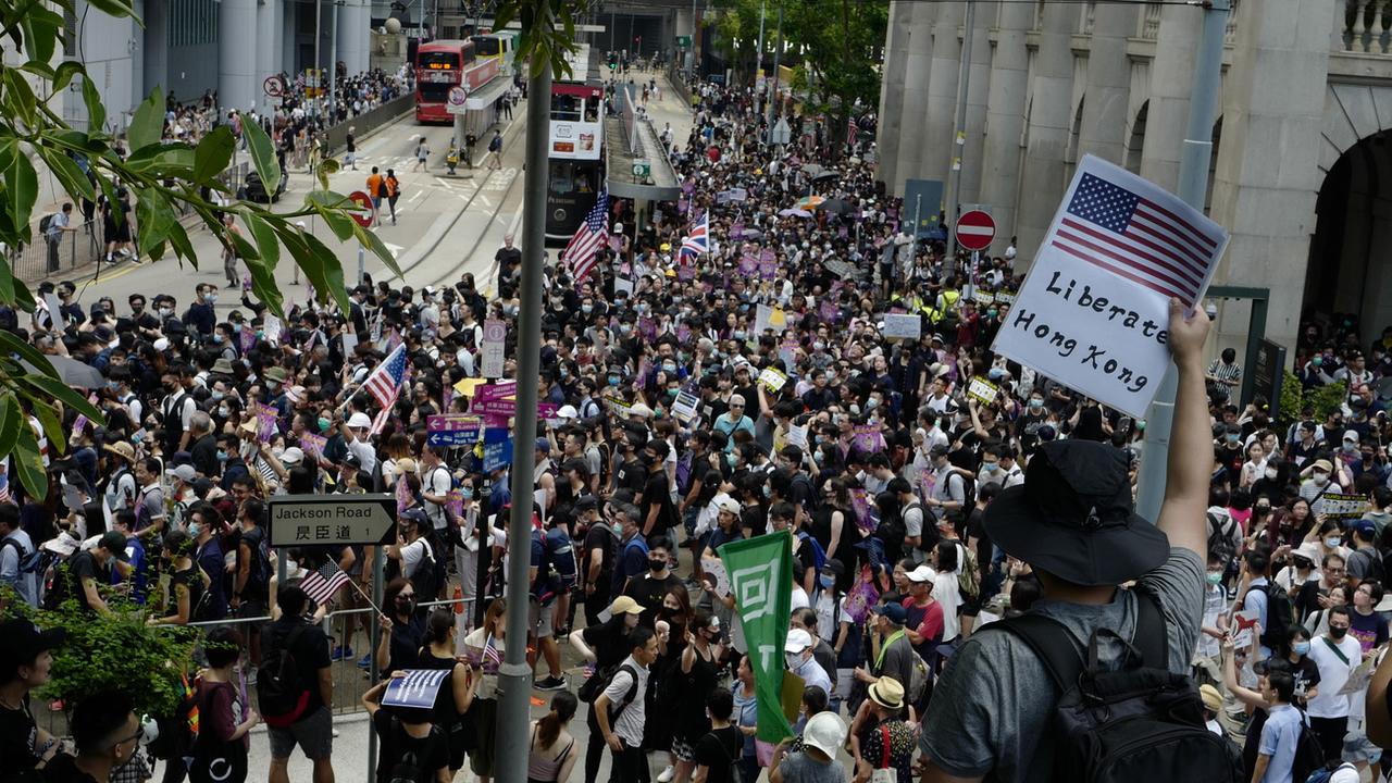 Des manifestants hongkongais se rendent au Consulat des USA. [EPA/Keystone - Jeon Heon-Kyun]