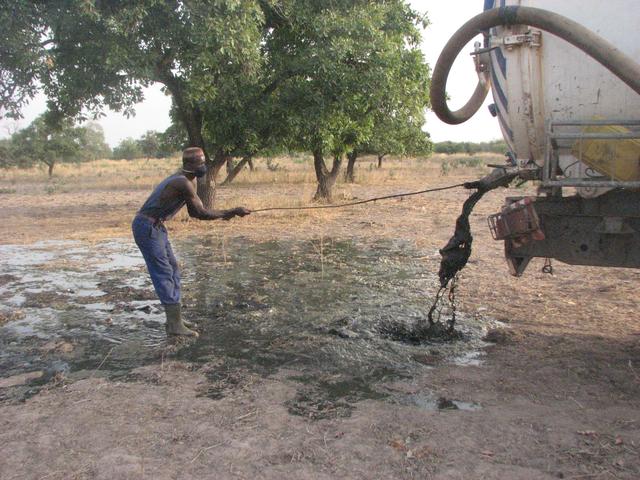 Des matières fécales versées en pleine nature au Burkina Faso. [SuSanA Secretariat / Flickr]