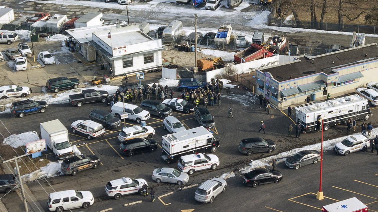 Voitures de police et ambulances rassemblées sur les lieux de la fusillade à Aurora, ce vendredi 15 février 2019. [AP Daily Herald - BEV HORNE]