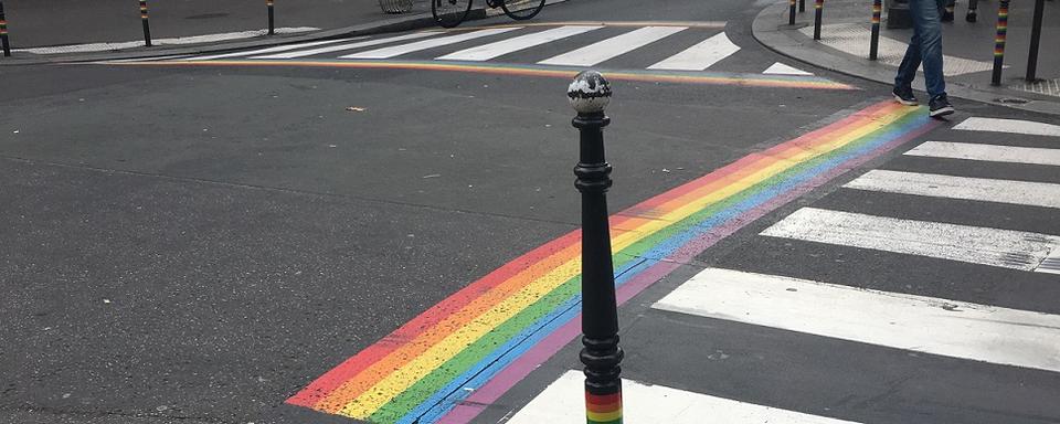 Sur les pas de Marina Rollman: les rues du Marais marquées d'un arc-en-ciel. [RTS - Karine Vasarino]