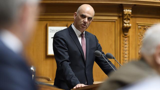 Le porte-parole d'Alain Berset a confirmé l'ouverture d'une enquête sur les pratiques "d'économies" en matière d'octroi des rentes AI [Keystone - Anthony Anex]