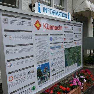 Dans la commune de Küsnacht (ZH), sur la très chic rive orientale du lac de Zurich, certains biens immobiliers peuvent coûter jusqu’à 40 millions de francs. [RTSinfo - Camille Degott]