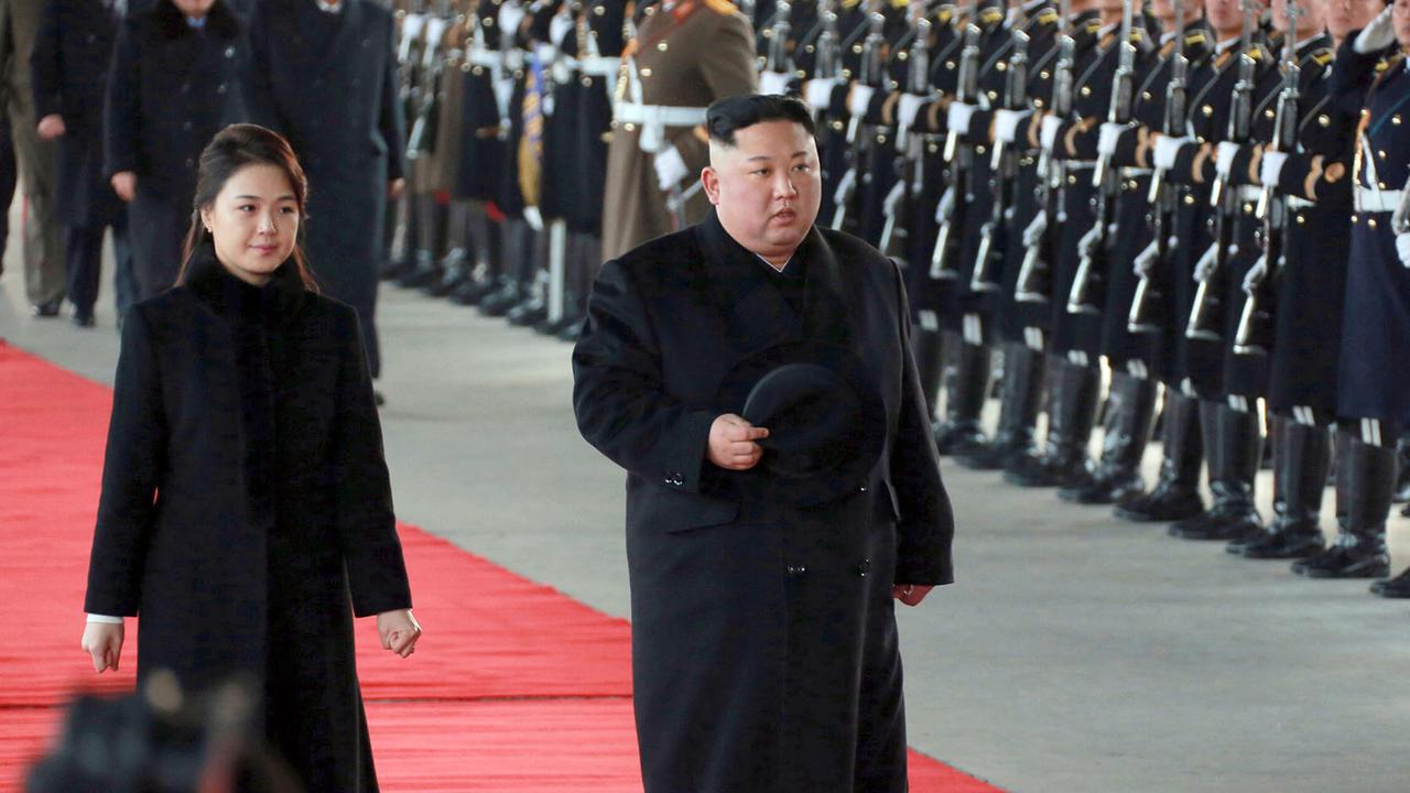 Le numéro un nord-coréen Kim Jong-un et son épouse à la gare de Pyongyang avant leur départ pour la Chine lundi. [Korean Central News Agency]