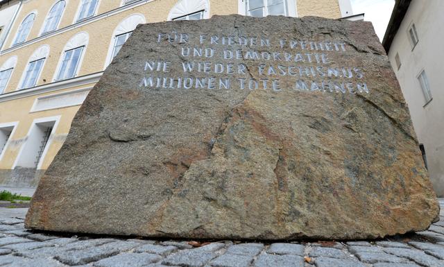 "Pour la paix, la liberté et la démocratie. Plus jamais le fascisme. Se rappeler des millions de morts", proclame une pierre devant la maison natale d'Hitler. [Keystone - AP Photo / Kerstin Joensson]