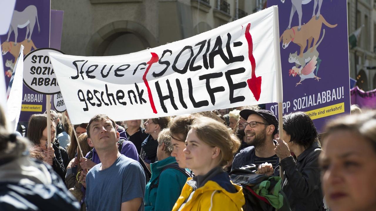 Au mois de juin 2017, des manifestations avaient déjà eu lieu à Berne pour dénoncer ce projet de loi sur l'aide sociale. [Keystone - Thomas Delley]
