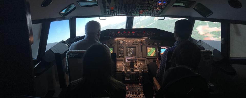 Le stage Prêt à décoller, à l’aéroport de la Blécherette propoe aux personnes d'affronter leur peur de prendre l'avion. [RTS]