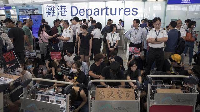 Les manifestants sont à nouveau présents à l'aéroport de Hong Kong. [AP/Keystone - Vincent Thian]