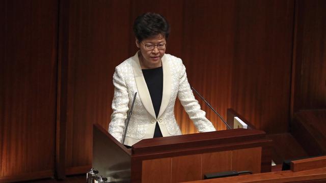 Carrie Lam, le 17 octobre 2019, devant le Parlement de Hong Kong [AP Photo - Mark Schiefelbein]