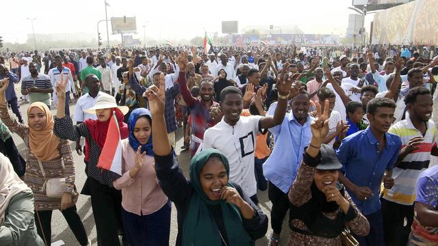 La foule en liesse à Khartoum, à l'annonce du départ du président Omar el-Béchir, ce 11 avril 2019.