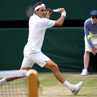 Roger Federer face à Novak Djokovic en finale à Wimbledon, le 14 juillet 2019. [EPA/ Keystone - Andy rain]