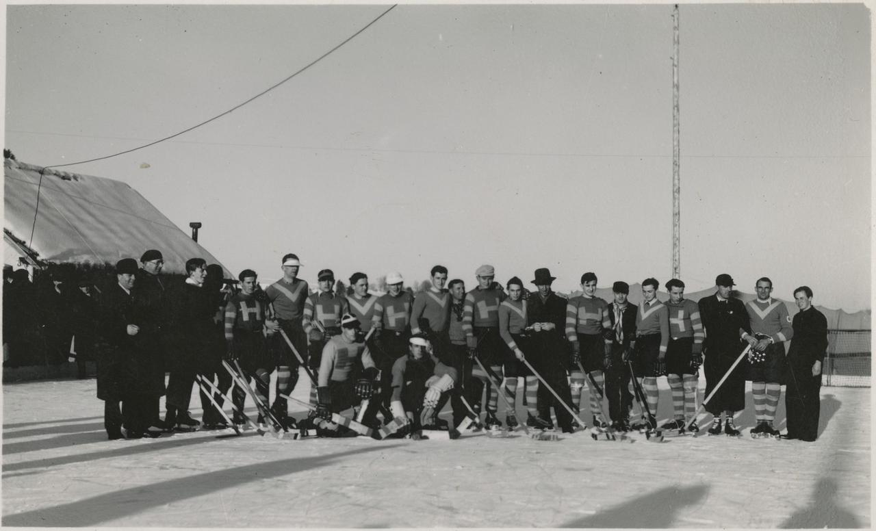 L'équipe du HC La Chaux-de-Fonds à la patinoire de Beauregard entre 1930 et 1940 [Bibliothèque de la Ville de La Chaux-de-Fonds, Département audiovisuel et Fonds spéciaux]