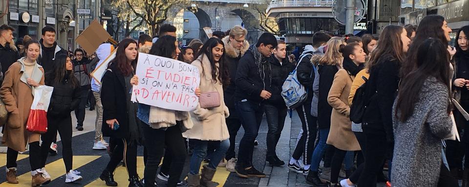 Des milliers de jeunes en formation se sont rassemblés vendredi dans plusieurs villes pour la grève du climat. [RTS - Jessica Vial]