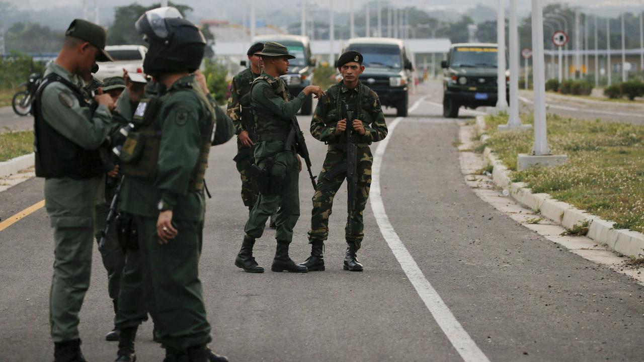 Des soldats vénézéliens et des membres de la Garde nationale surveillent les frontières. [Keystone - Fernando Llano]