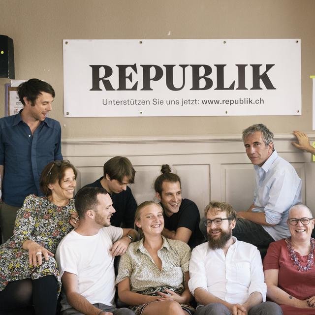 Des membres de l'équipe de "Republik", le 18 juillet 2017 à Zurich. [Keystone - Christian Beutler]