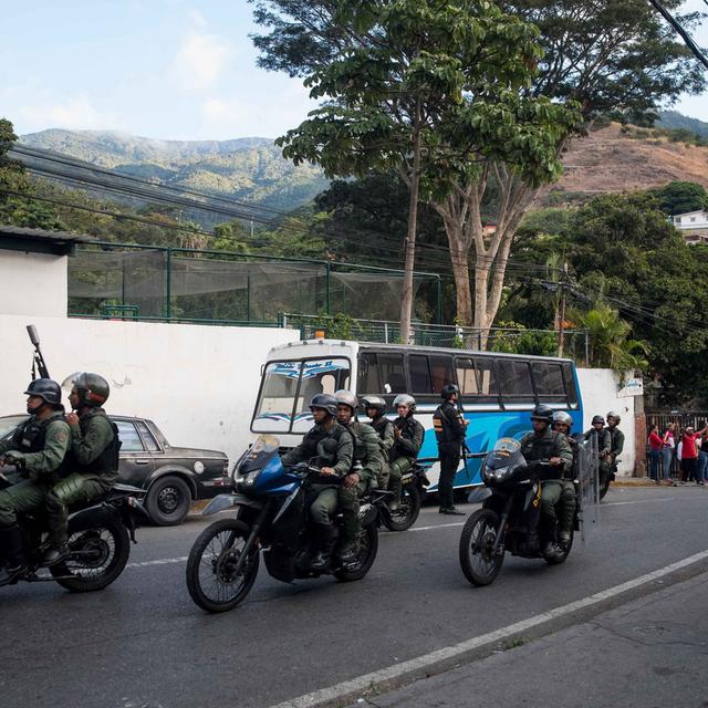 Des membres de la garde nationale patrouillent à Caracas le 21 janvier 2019. [EPA/Keystone - Miguel Gutierrez]