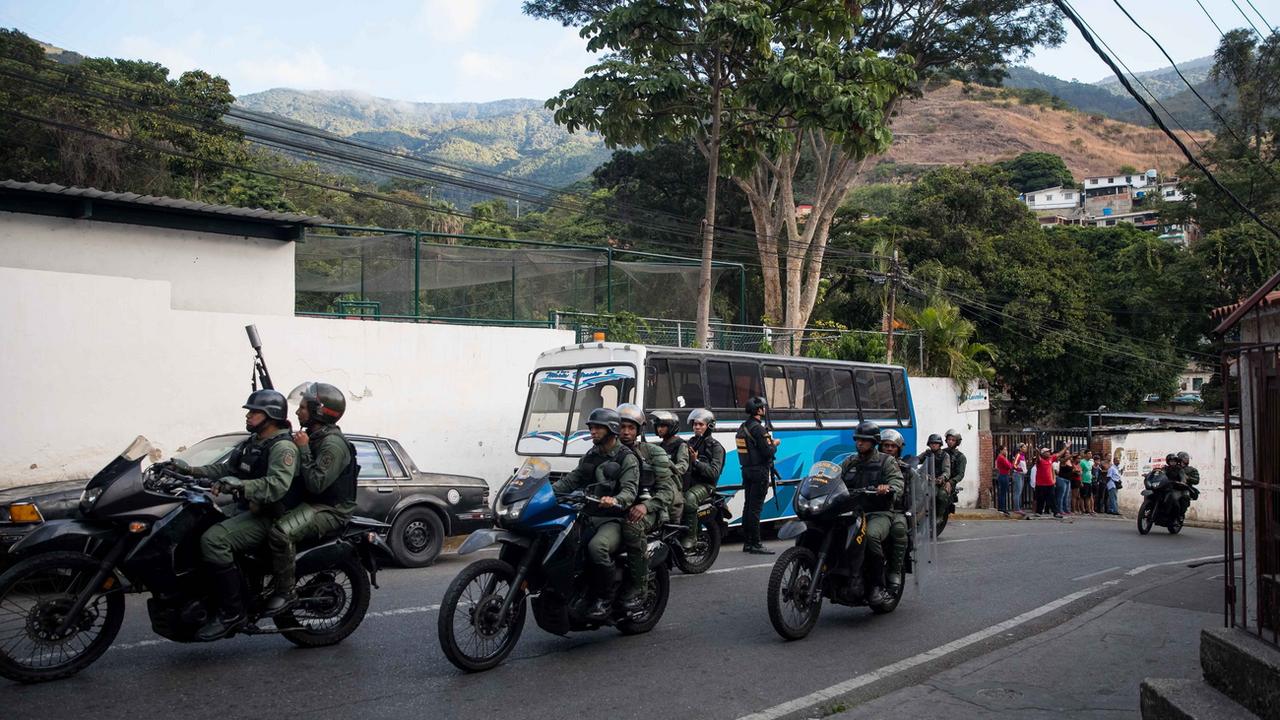 Des membres de la garde nationale patrouillent à Caracas le 21 janvier 2019. [EPA/Keystone - Miguel Gutierrez]