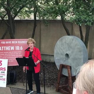 A Birmingham (Alabama), Christa Brown manfeste pour que la Convention des Baptistes du Sud agisse contre les abus sexuels. [RTSreligion - Fabien Hunenberger]