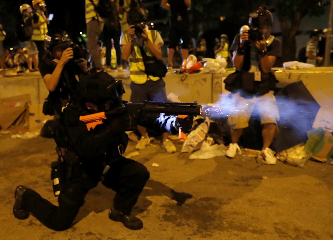 Les policiers sont finalement revenu pour déloger les manifestants du Parlement de Hong Kong. [Reuters - Tyrone Siu]