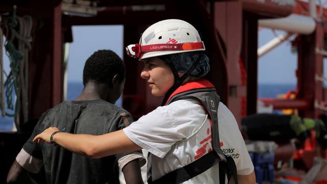 Les secouristes de Médecins sans frontières recueillent des migrants sur l'Ocean Viking, le 9 août 2019. [Keystone - MSF]