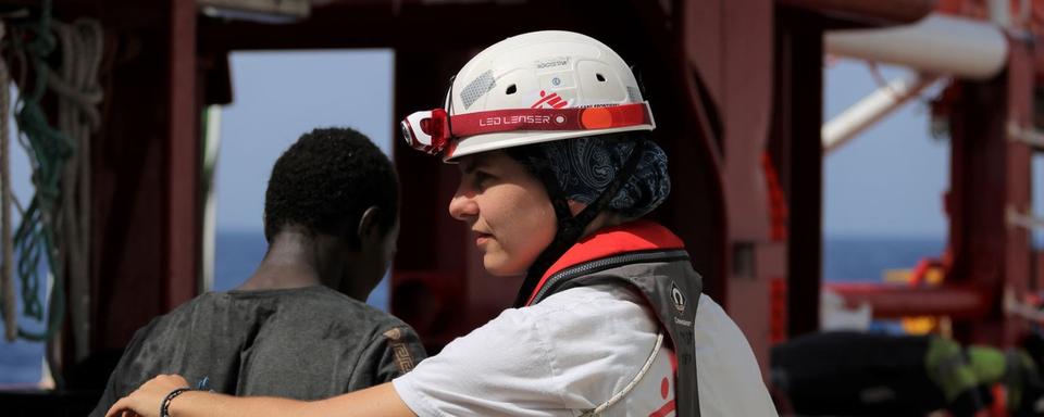 Les secouristes de Médecins sans frontières recueillent des migrants sur l'Ocean Viking, le 9 août 2019. [Keystone - MSF]