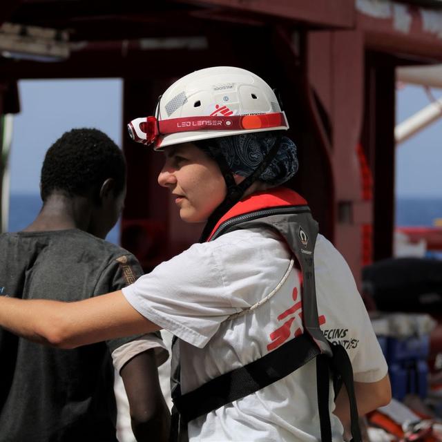 Les secouristes de Médecins sans frontières recueillent des migrants sur l'Ocean Viking, le 9 août 2019. [Keystone - MSF]