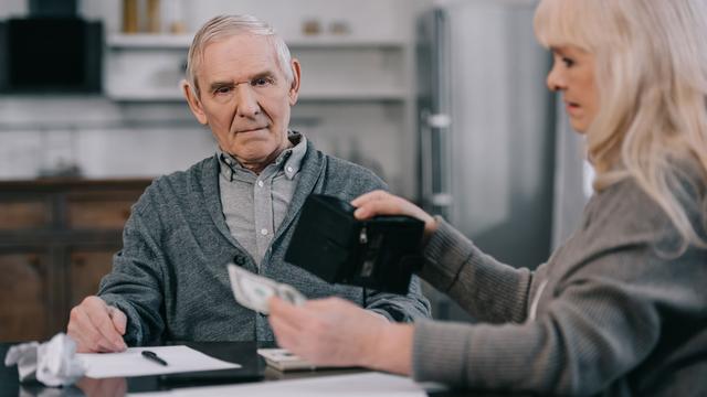 Un couple de seniors font leurs comptes assis à une table. [Depositphotos - AndrewLozovyi]