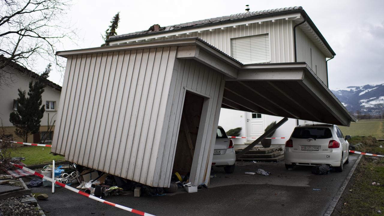 Une structure endommagée par la tempête à Montlingen, dans le canton de St-Gall. [Keystone - Gian Ehrenzeller]