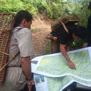 Utilisation des cartes sur le terrain par des chasseurs Penan. [Bruno Manser Fonds]